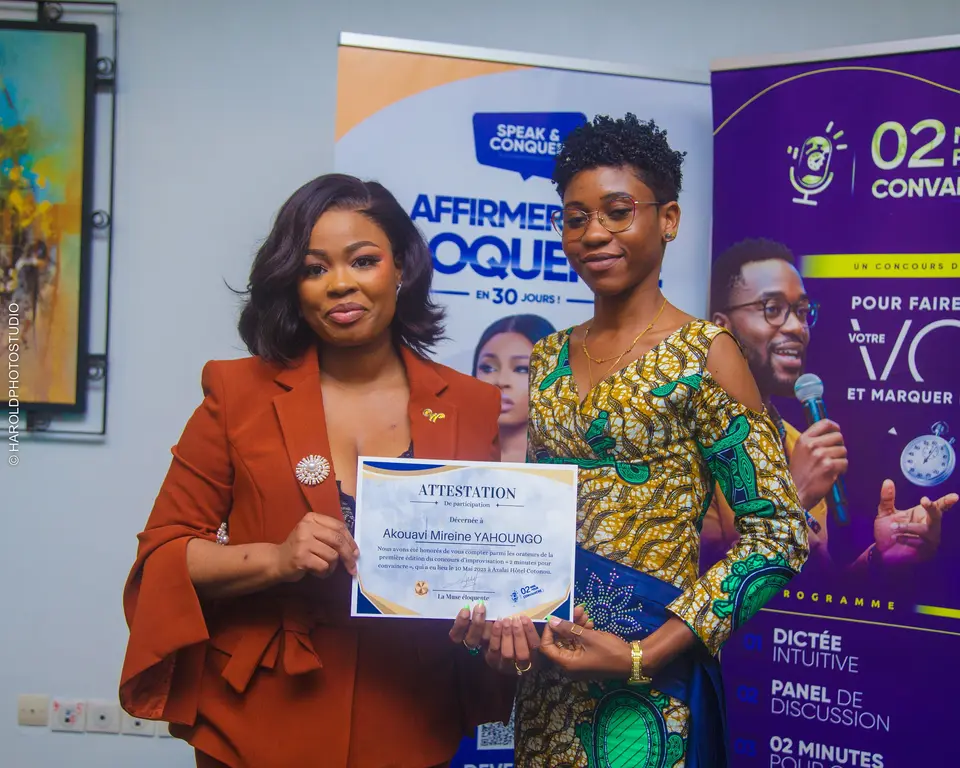 Remise d'attestation à une oratrice de la 1ère édition