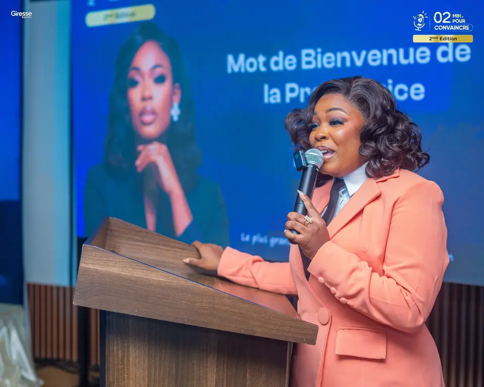 Mazidath Bello au micro, sur scène